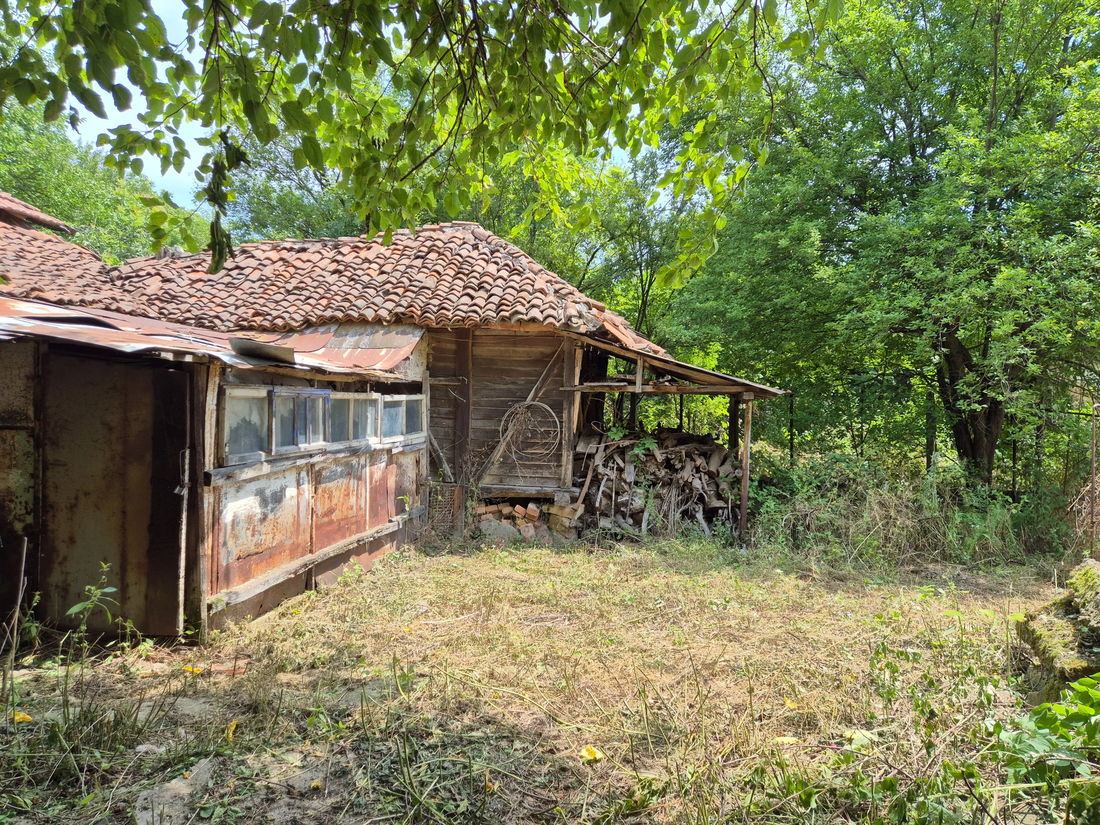 Hoofdgebouw, bijgebouwen en 1.190 m2 land in Tsar Shishmanovo - Bulgarije