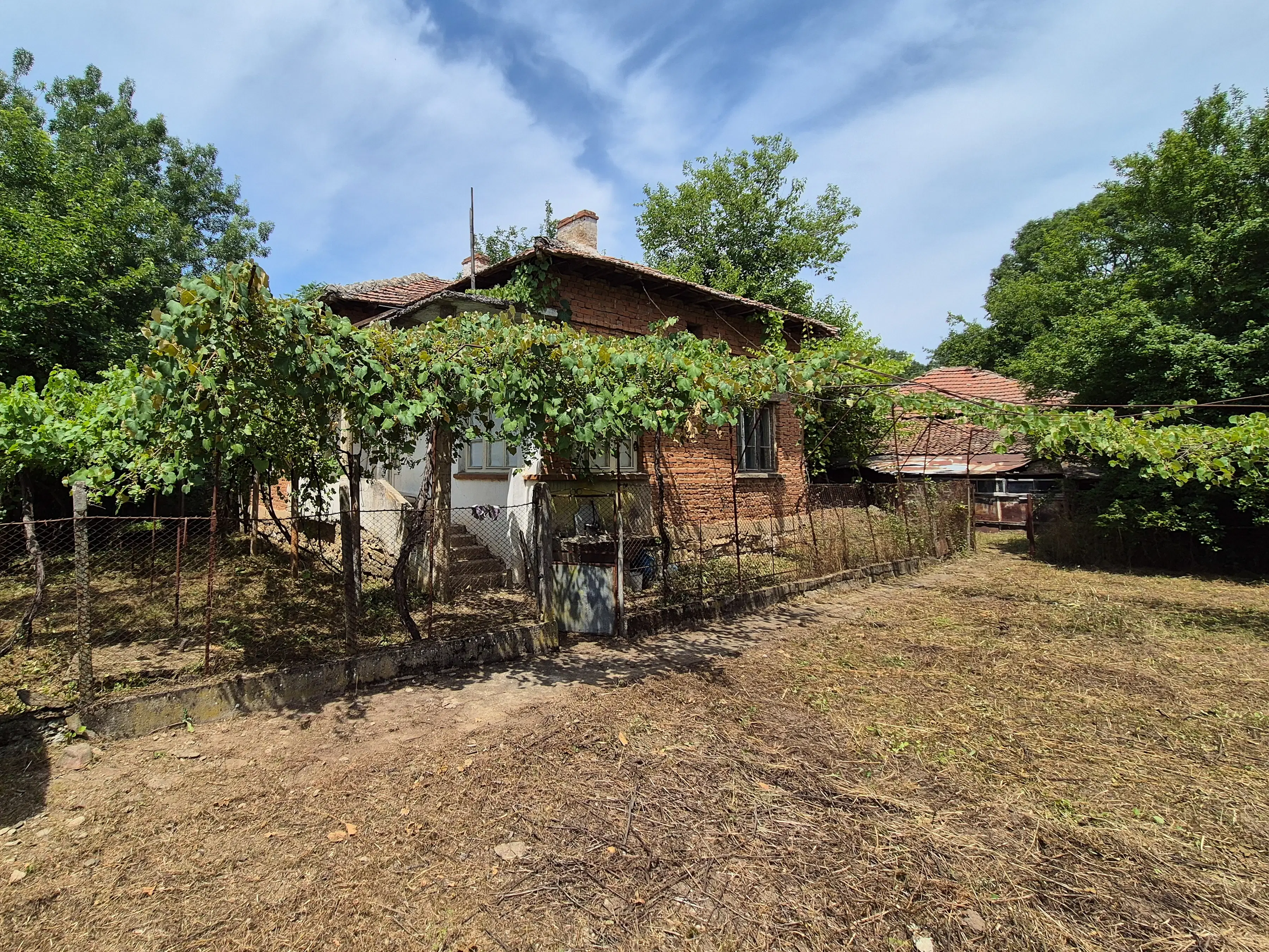 Hoofdgebouw, bijgebouwen en 1.190 m2 land in Tsar Shishmanovo - Bulgarije