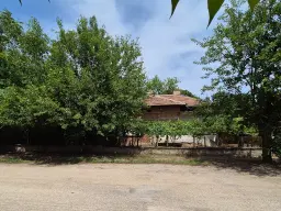 Hoofdgebouw, bijgebouwen en 1.190 m2 land in Tsar Shishmanovo - Bulgarije