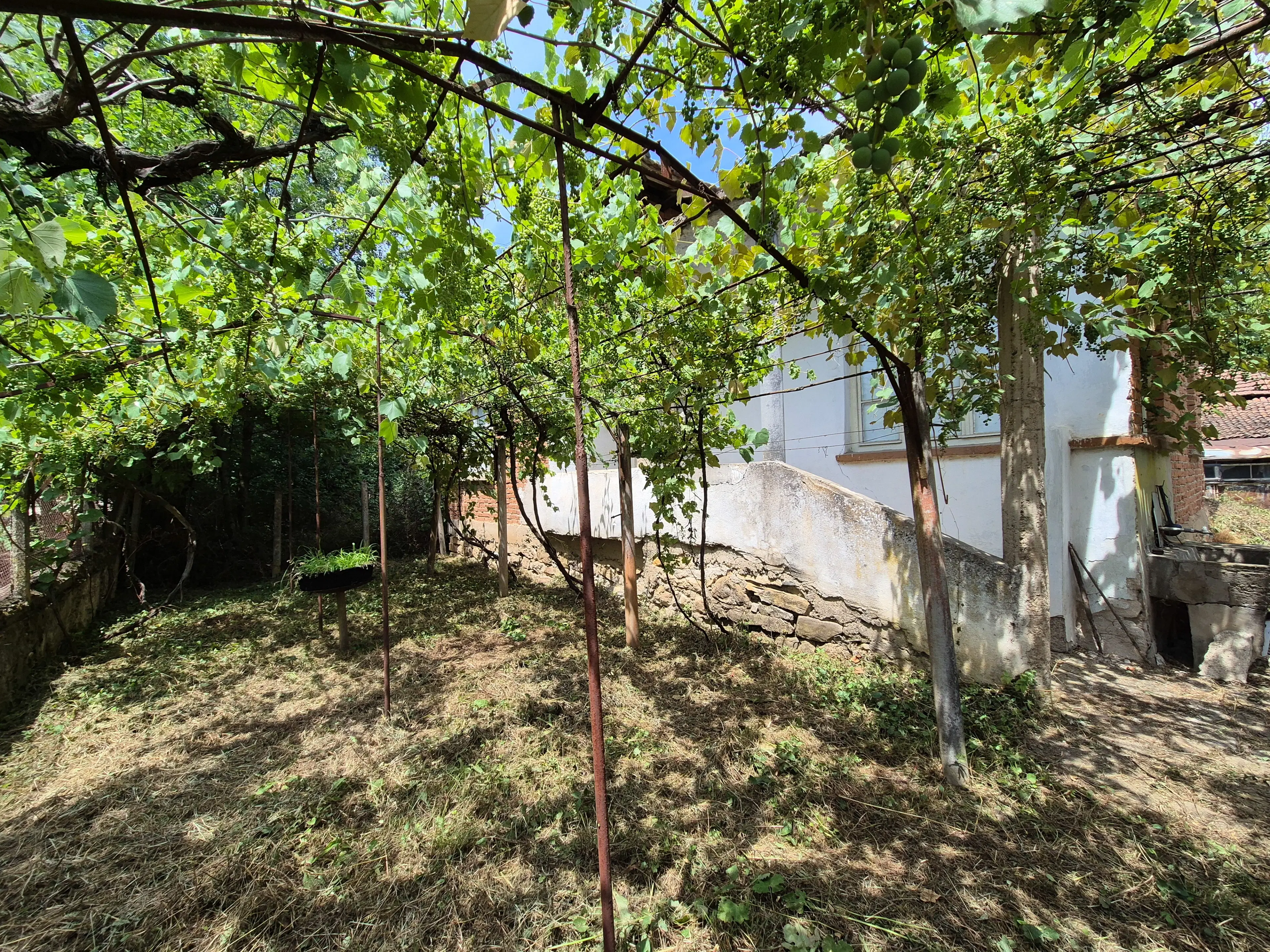 Hoofdgebouw, bijgebouwen en 1.190 m2 land in Tsar Shishmanovo - Bulgarije