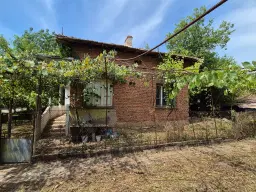 Hoofdgebouw, bijgebouwen en 1.190 m2 land in Tsar Shishmanovo - Bulgarije