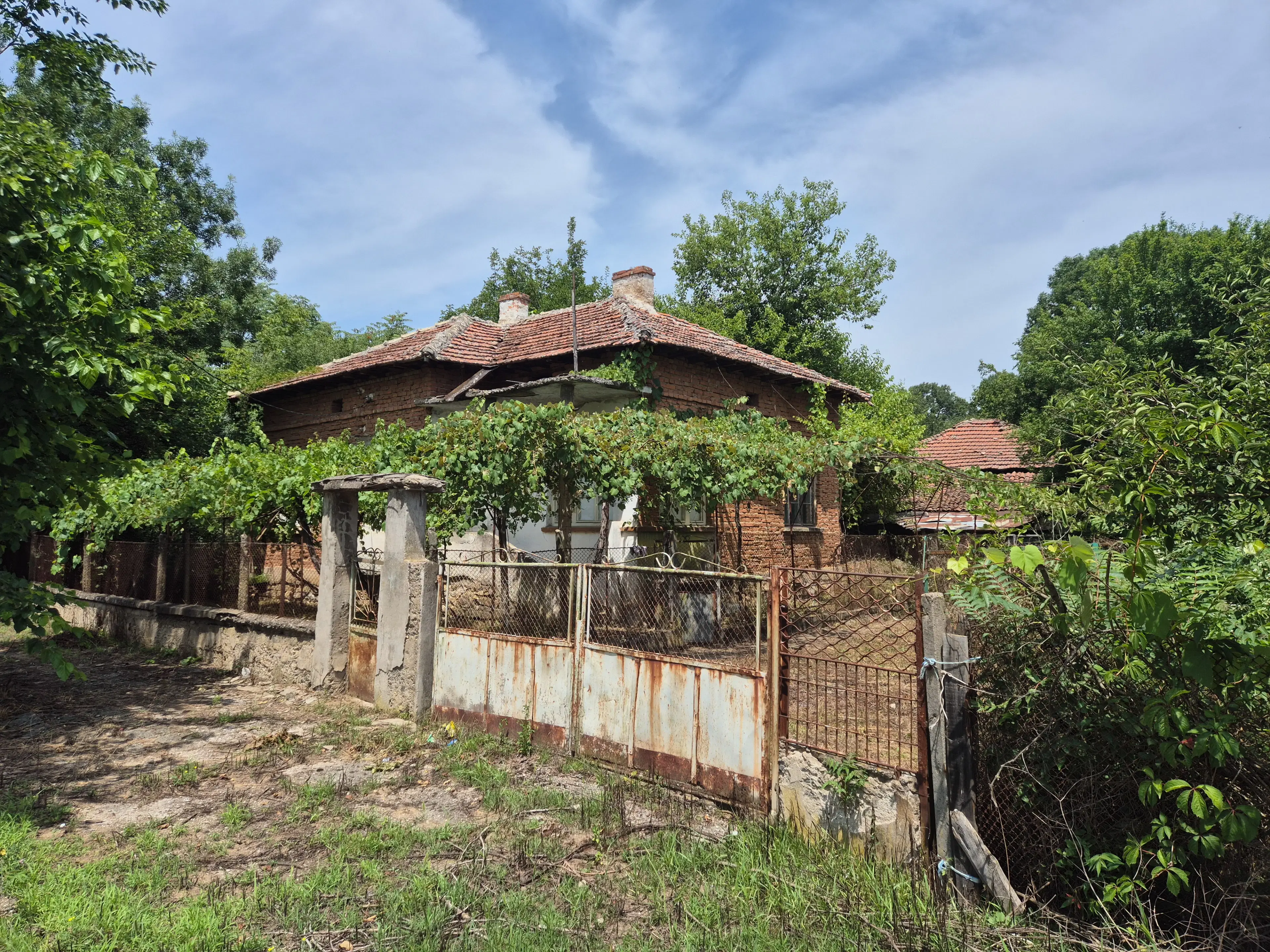 Hoofdgebouw, bijgebouwen en 1.190 m2 land in Tsar Shishmanovo - Bulgarije