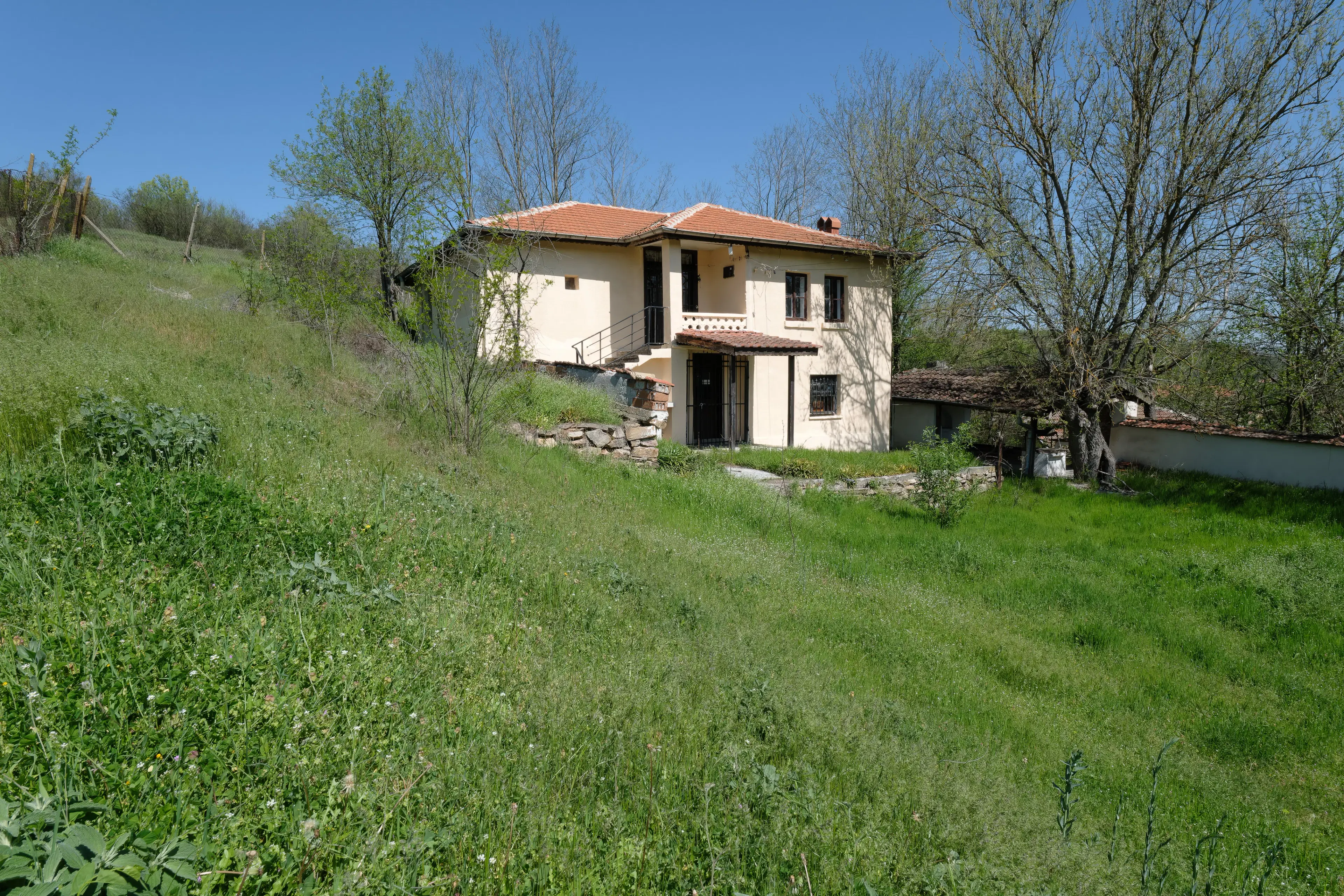 Twee verdiepingen huis, bijgebouwen en 766 m2 grond - Leshnikovo - Bulgarije