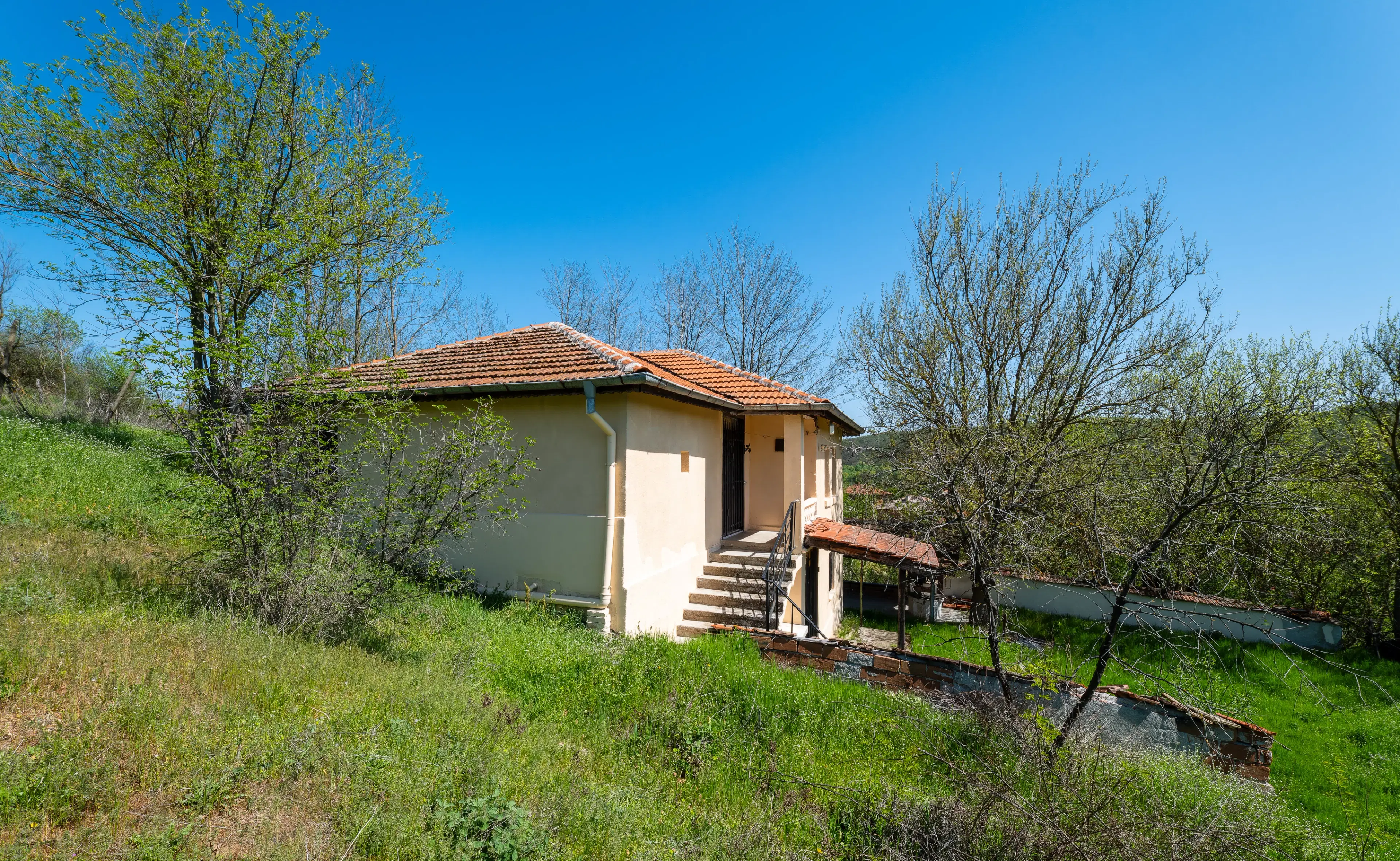 Twee verdiepingen huis, bijgebouwen en 766 m2 grond - Leshnikovo - Bulgarije