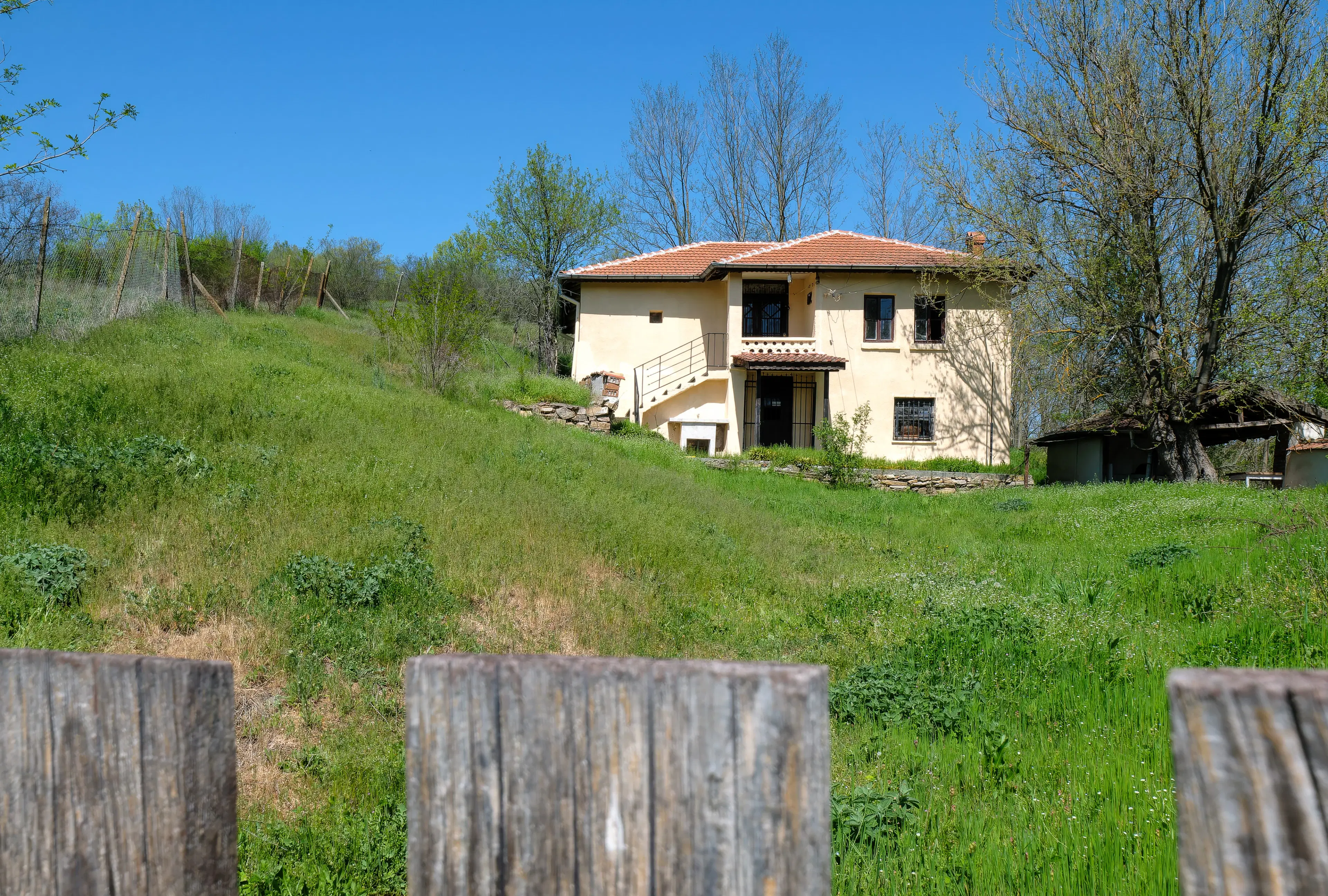 Twee verdiepingen huis, bijgebouwen en 766 m2 grond - Leshnikovo - Bulgarije