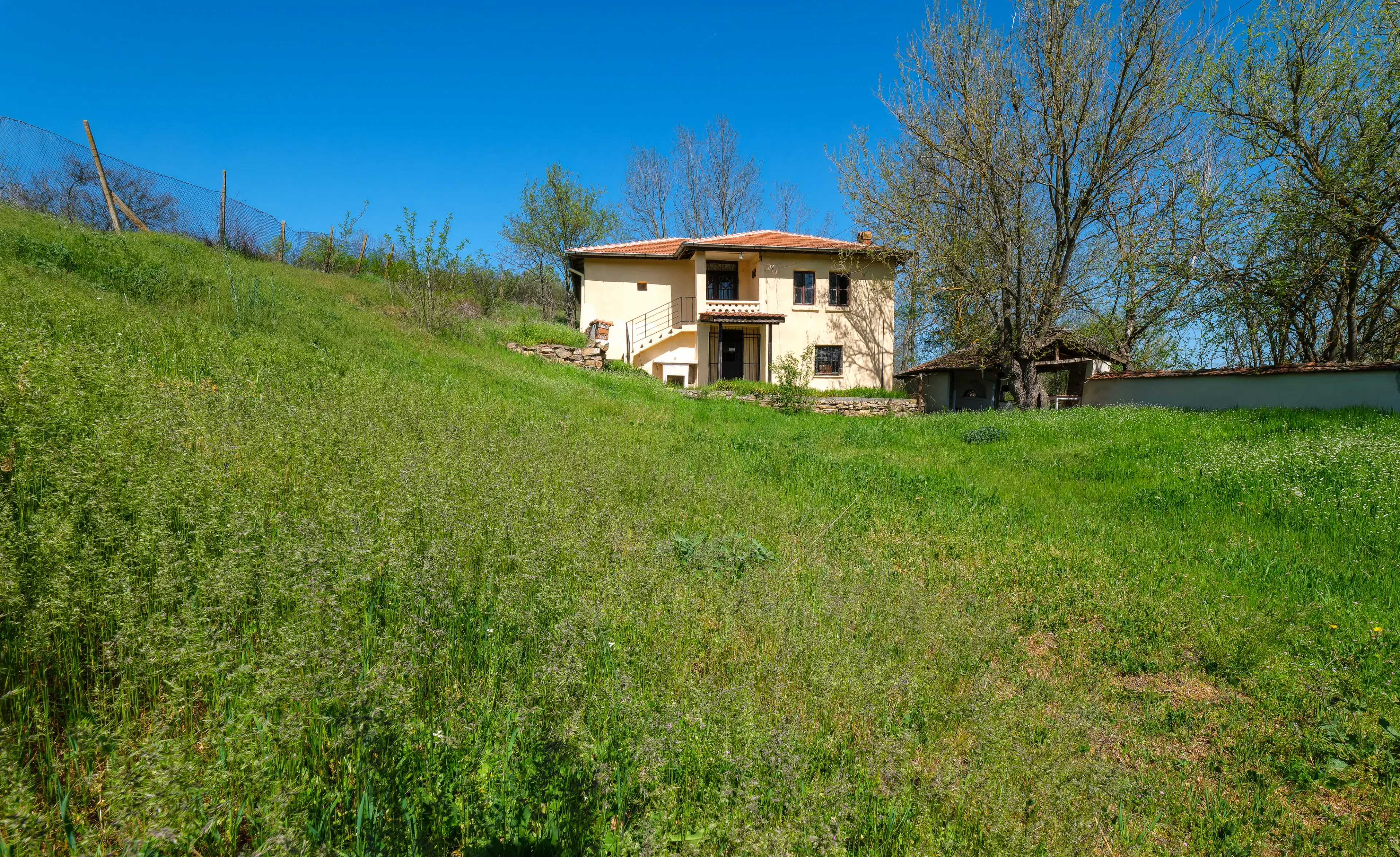 Twee verdiepingen huis, bijgebouwen en 766 m2 grond - Leshnikovo - Bulgarije