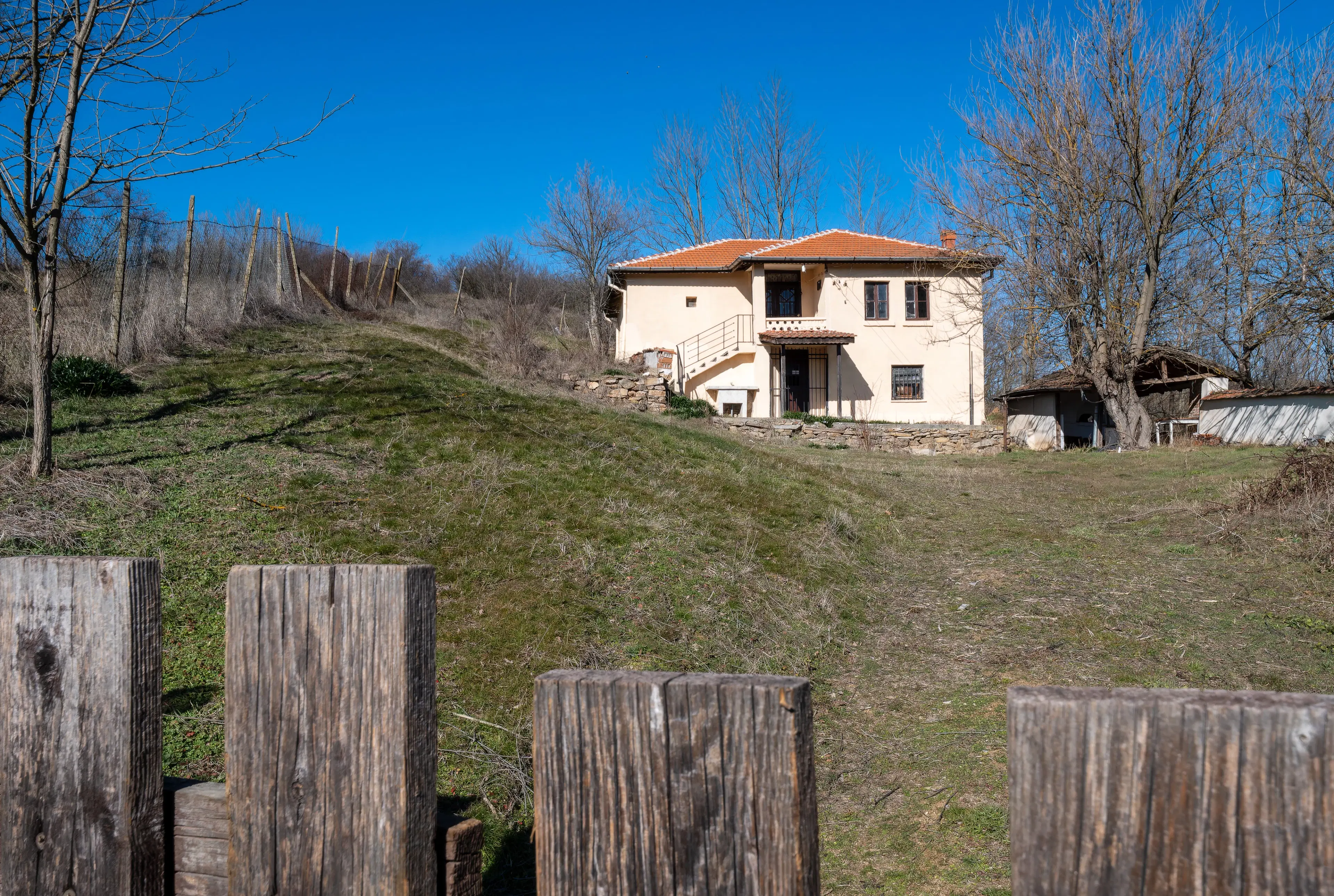 Twee verdiepingen huis, bijgebouwen en 766 m2 grond - Leshnikovo - Bulgarije