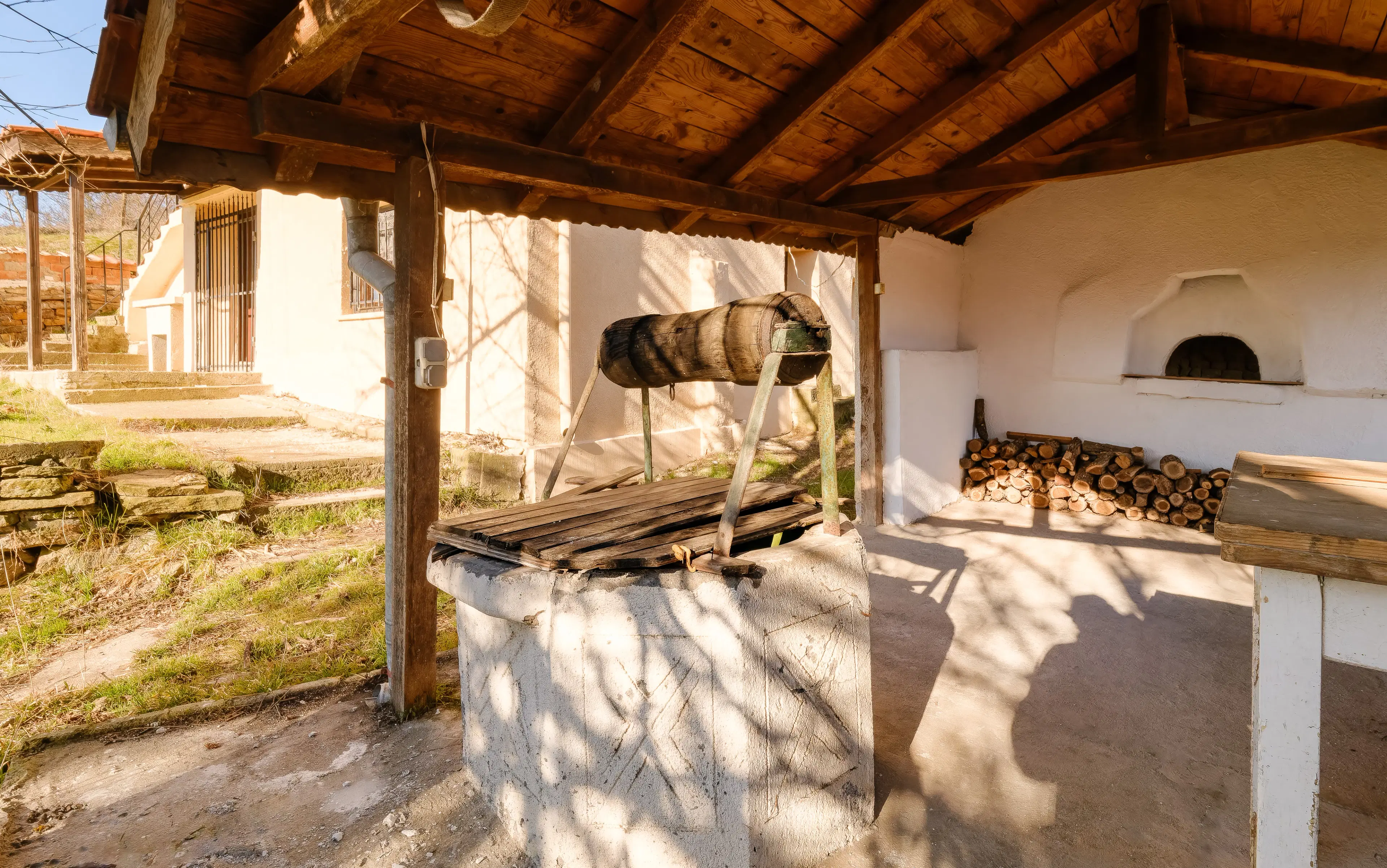 Twee verdiepingen huis, bijgebouwen en 766 m2 grond - Leshnikovo - Bulgarije