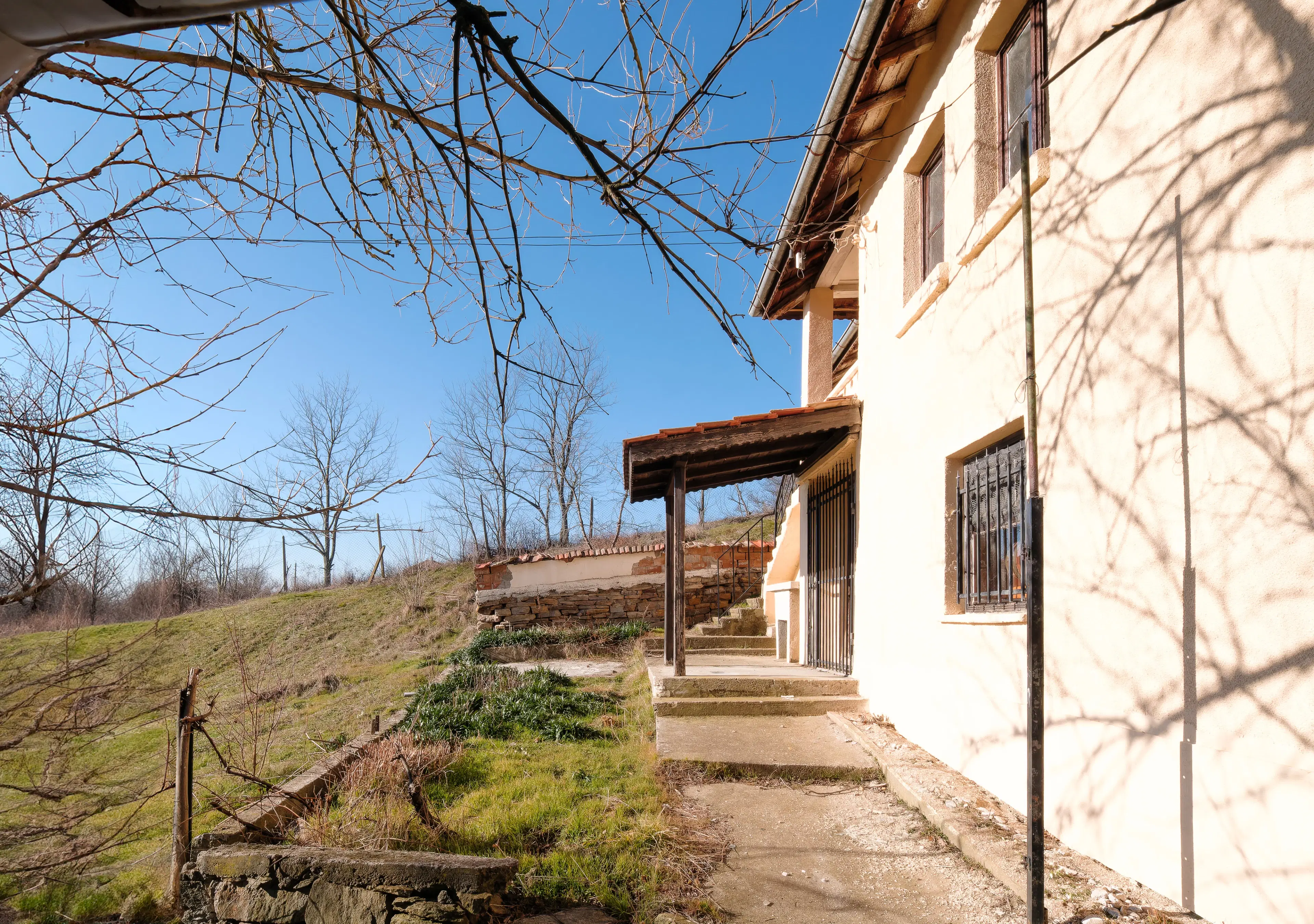 Twee verdiepingen huis, bijgebouwen en 766 m2 grond - Leshnikovo - Bulgarije