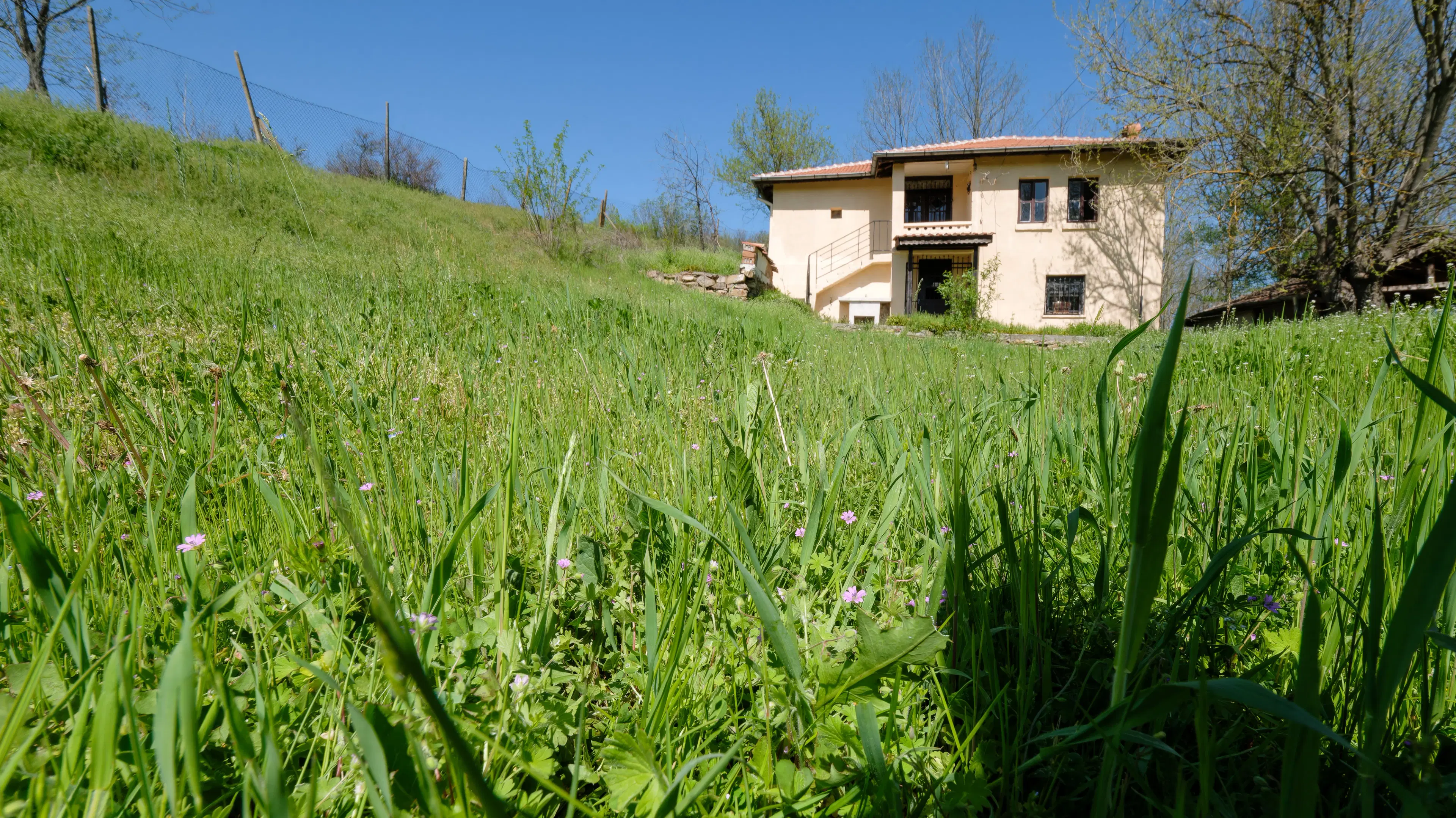 Twee verdiepingen huis, bijgebouwen en 766 m2 grond - Leshnikovo - Bulgarije