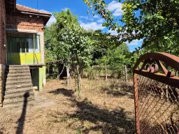 2.656 m2 grond met klassiek huis en bijgebouw - Izvor Mahala - Bulgarije