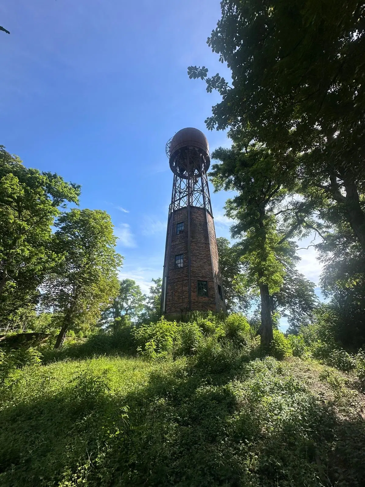 Watertoren met bedrijfsloods en kantoren op 3.698 m2 in Hohenmölsen - Duitsland