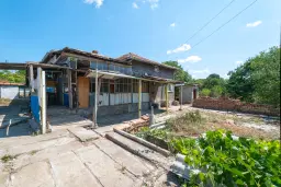 Huis op 2.040 m2 grond in Razdel - Bulgarije