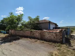Huis op 2.040 m2 grond in Razdel - Bulgarije