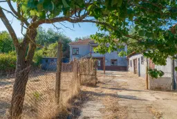 Twéé-onder-één-kap woning, bijgebouwen & 746 m2 grond in Studena Haskovo - Bulgarije