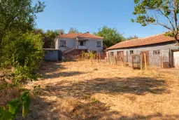 Twéé-onder-één-kap woning, bijgebouwen & 746 m2 grond in Studena Haskovo - Bulgarije