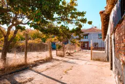 Twéé-onder-één-kap woning, bijgebouwen & 746 m2 grond in Studena Haskovo - Bulgarije