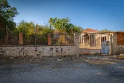 Twéé-onder-één-kap woning, bijgebouwen & 746 m2 grond in Studena Haskovo - Bulgarije