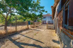 Twéé-onder-één-kap woning, bijgebouwen & 746 m2 grond in Studena Haskovo - Bulgarije