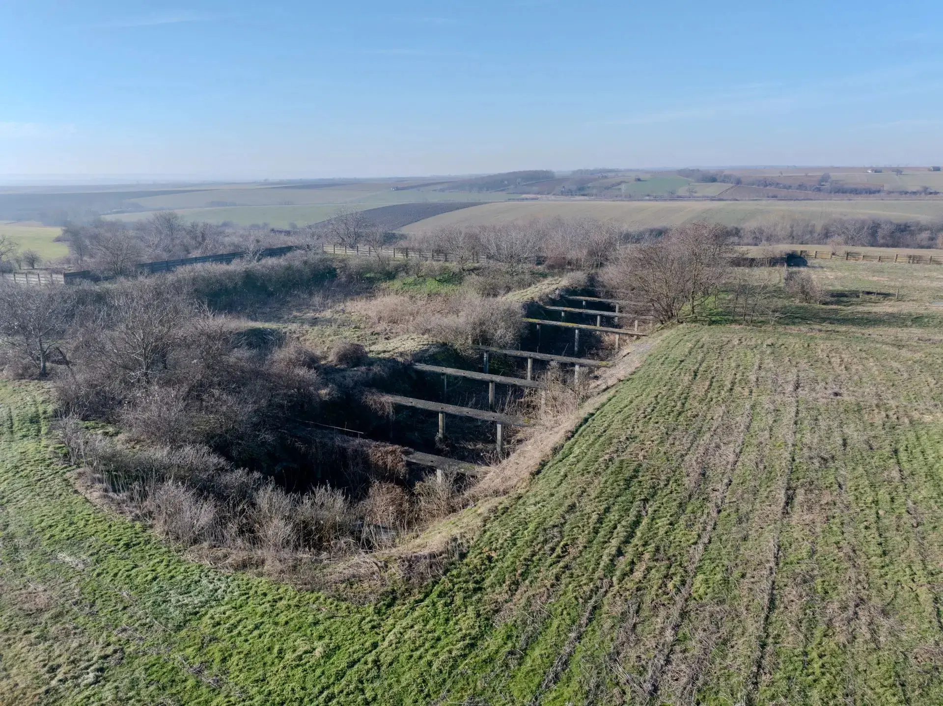 103.000m2, omheind, gedeeltelijk gerenoveerd, volledig functioneel terrein voor veehouderij op industriële schaal