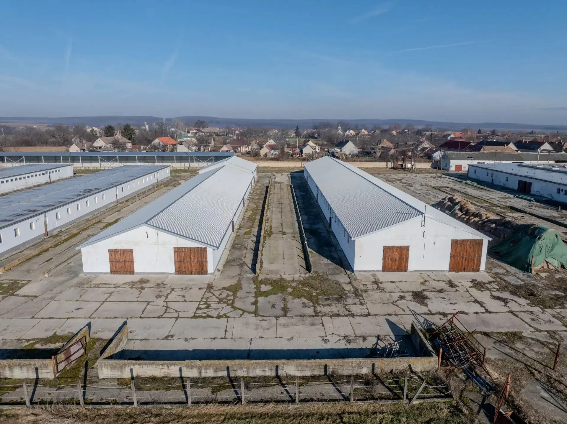 103.000m2, omheind, gedeeltelijk gerenoveerd, volledig functioneel terrein voor veehouderij op industriële schaal