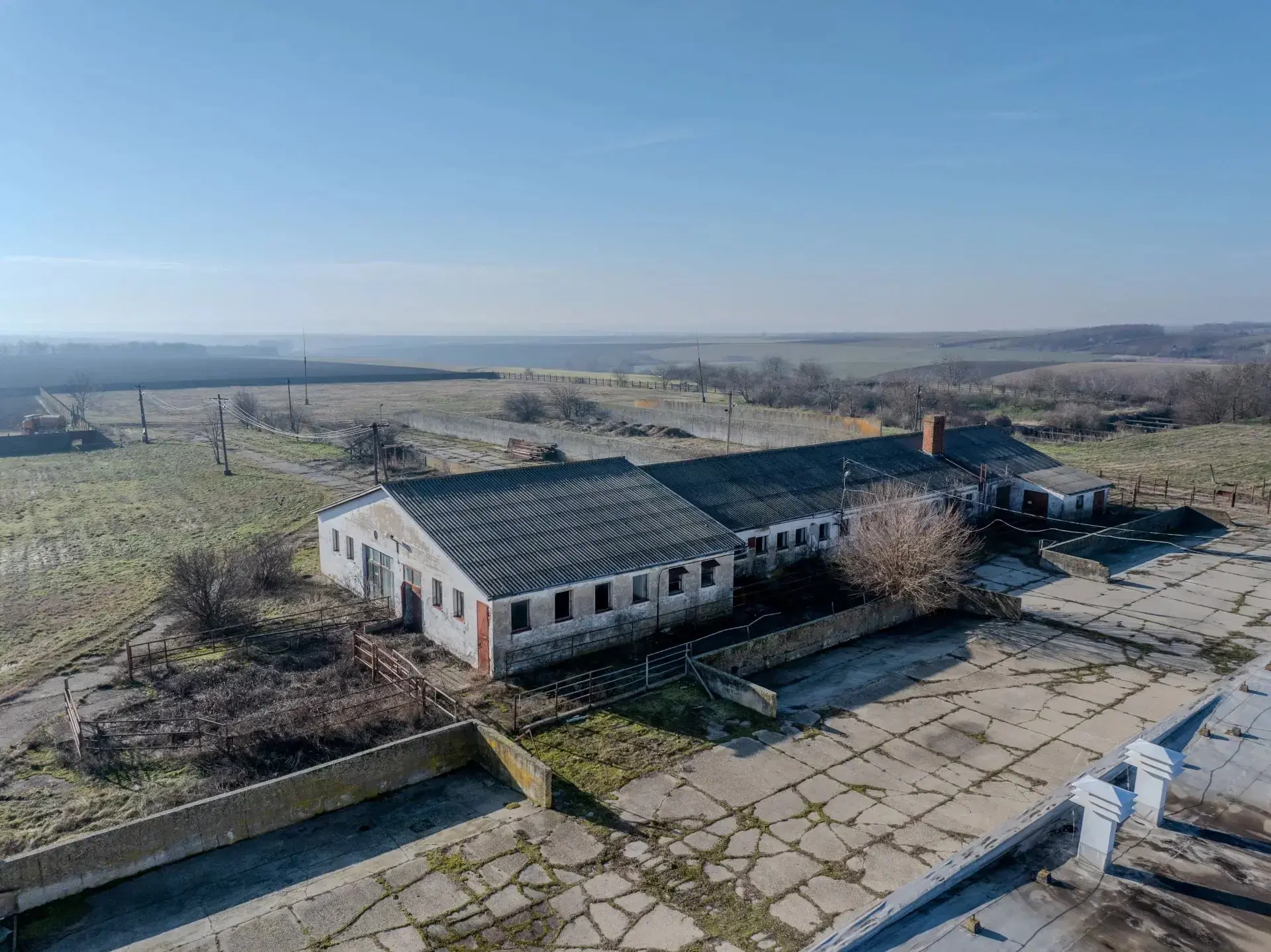 103.000m2, omheind, gedeeltelijk gerenoveerd, volledig functioneel terrein voor veehouderij op industriële schaal