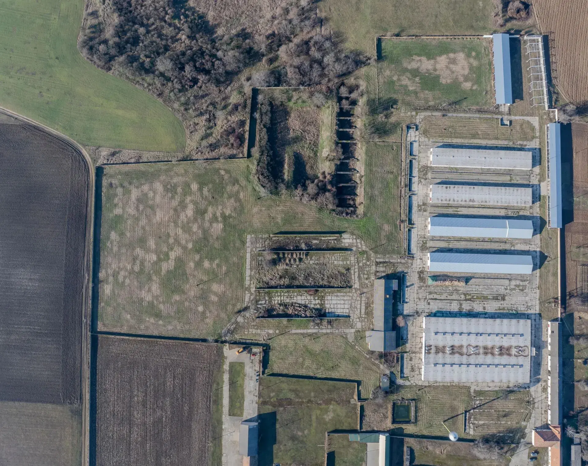 103.000m2, omheind, gedeeltelijk gerenoveerd, volledig functioneel terrein voor veehouderij op industriële schaal