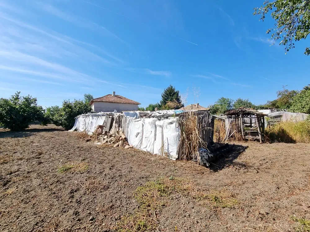 Boerderij, 3 huizen, bijgebouwen en 3.320 m2 met wijngaarden in Kladensti, Dobrich - Bulgarije