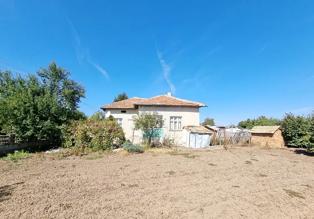 Boerderij, 3 huizen, bijgebouwen en 3.320 m2 met wijngaarden in Kladensti, Dobrich - Bulgarije