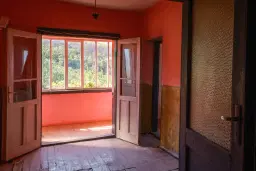Hoofdhuis, bijgebouw & garage op een perceel van 1.552 m² - Ostrov - Bulgarije