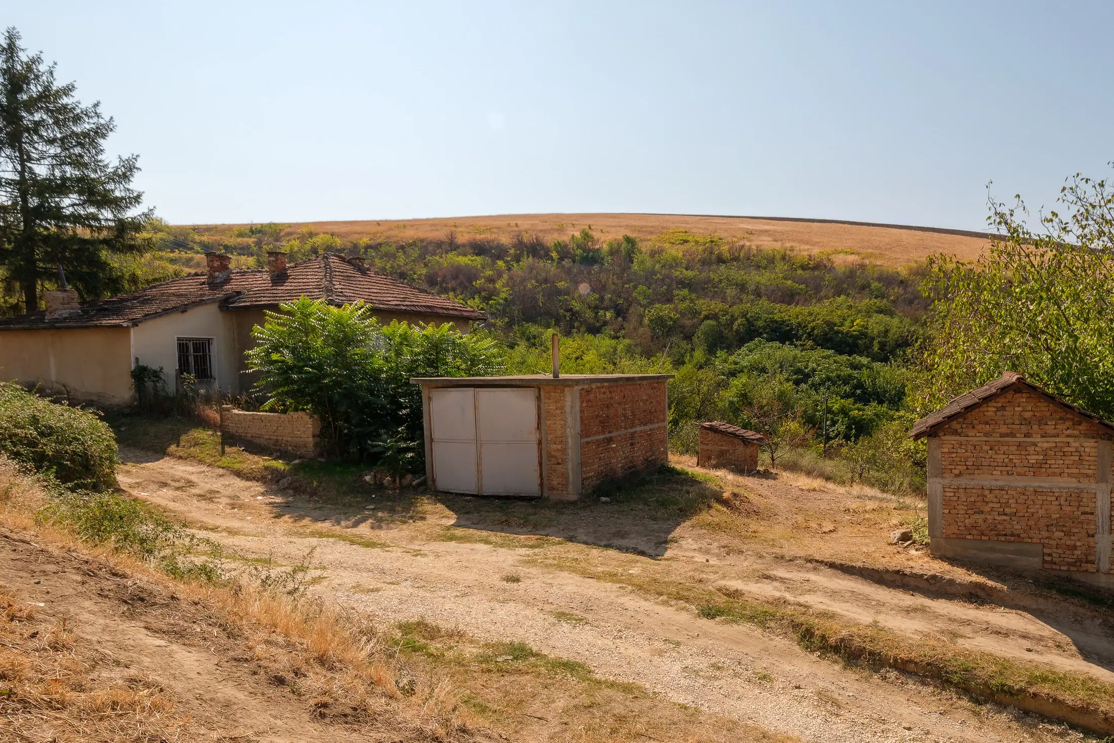 Hoofdhuis, bijgebouw & garage op een perceel van 1.552 m² - Ostrov - Bulgarije