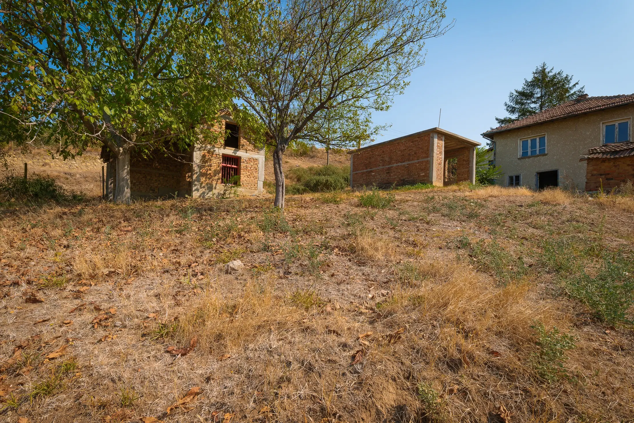 Hoofdhuis, bijgebouw & garage op een perceel van 1.552 m² - Ostrov - Bulgarije