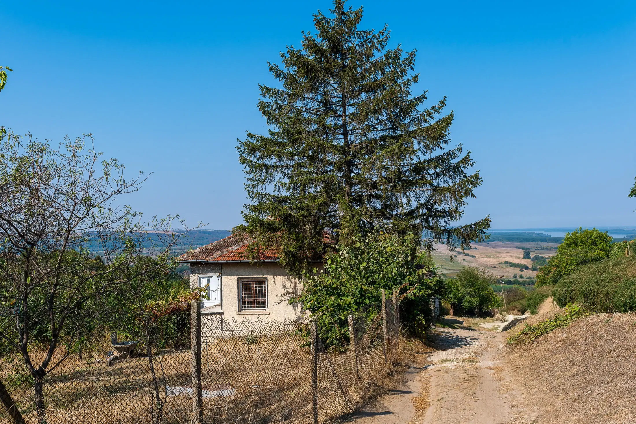 Hoofdhuis, bijgebouw & garage op een perceel van 1.552 m² - Ostrov - Bulgarije