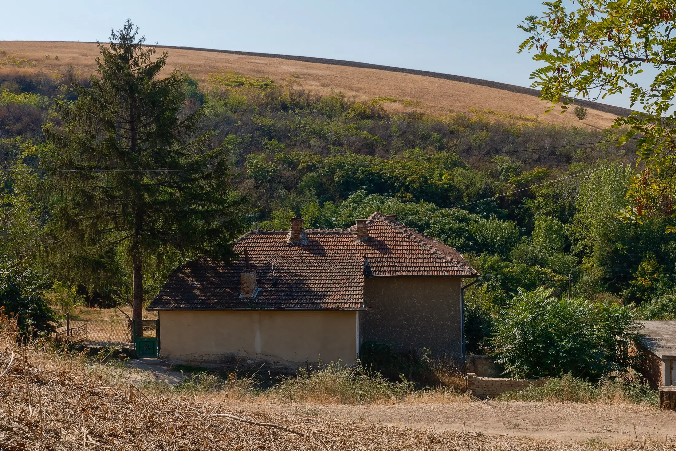 Hoofdhuis, bijgebouw & garage op een perceel van 1.552 m² - Ostrov - Bulgarije