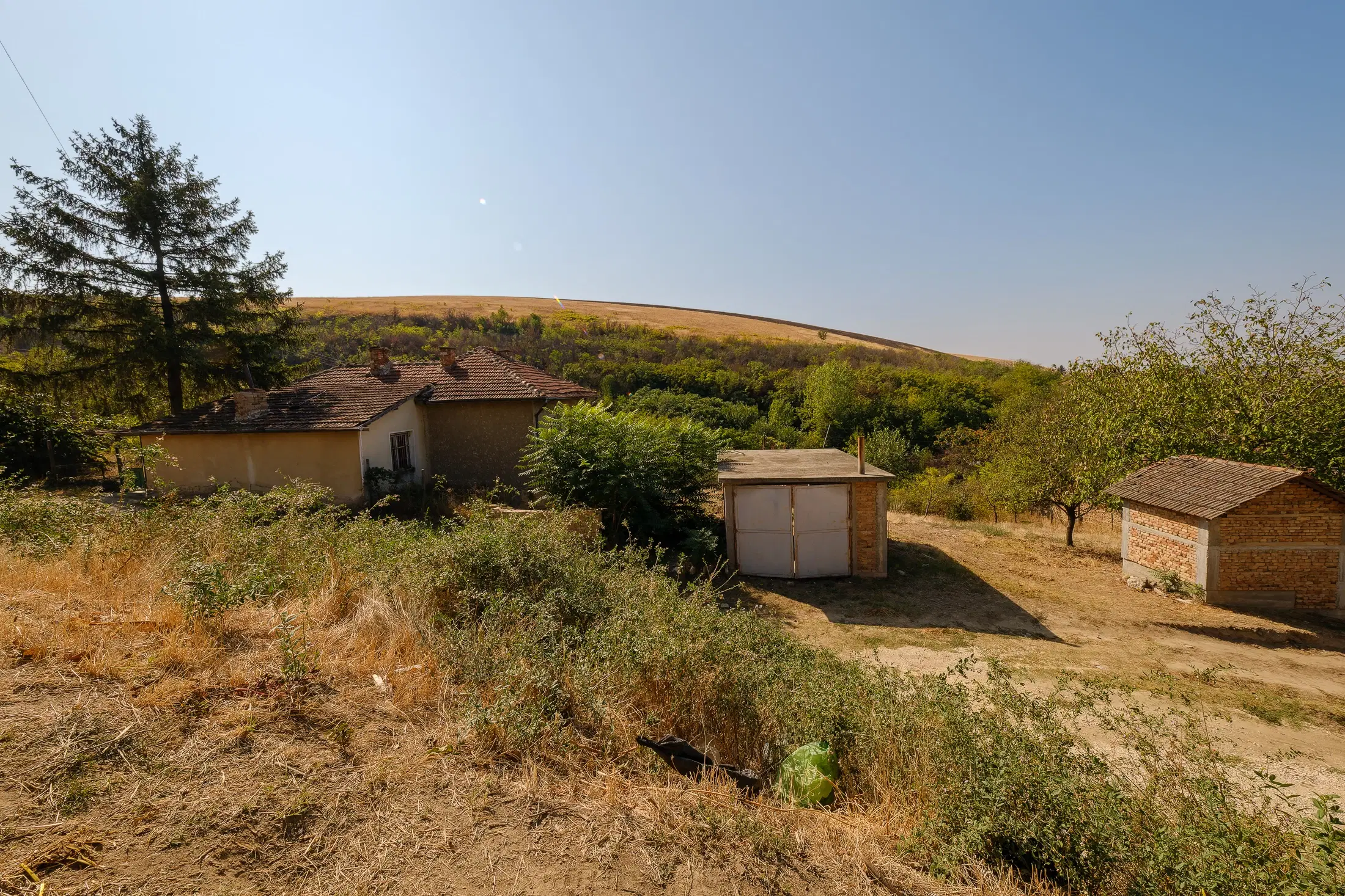 Hoofdhuis, bijgebouw & garage op een perceel van 1.552 m² - Ostrov - Bulgarije