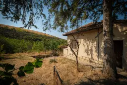 Hoofdhuis, bijgebouw & garage op een perceel van 1.552 m² - Ostrov - Bulgarije