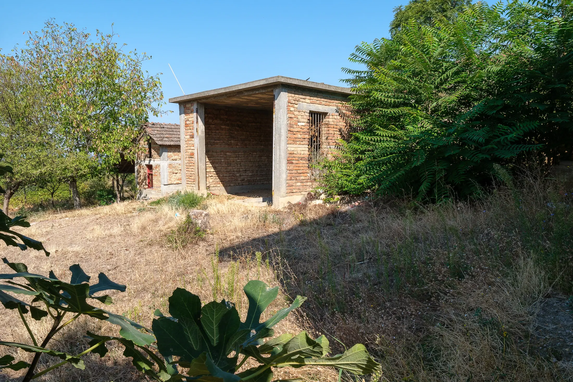 Hoofdhuis, bijgebouw & garage op een perceel van 1.552 m² - Ostrov - Bulgarije