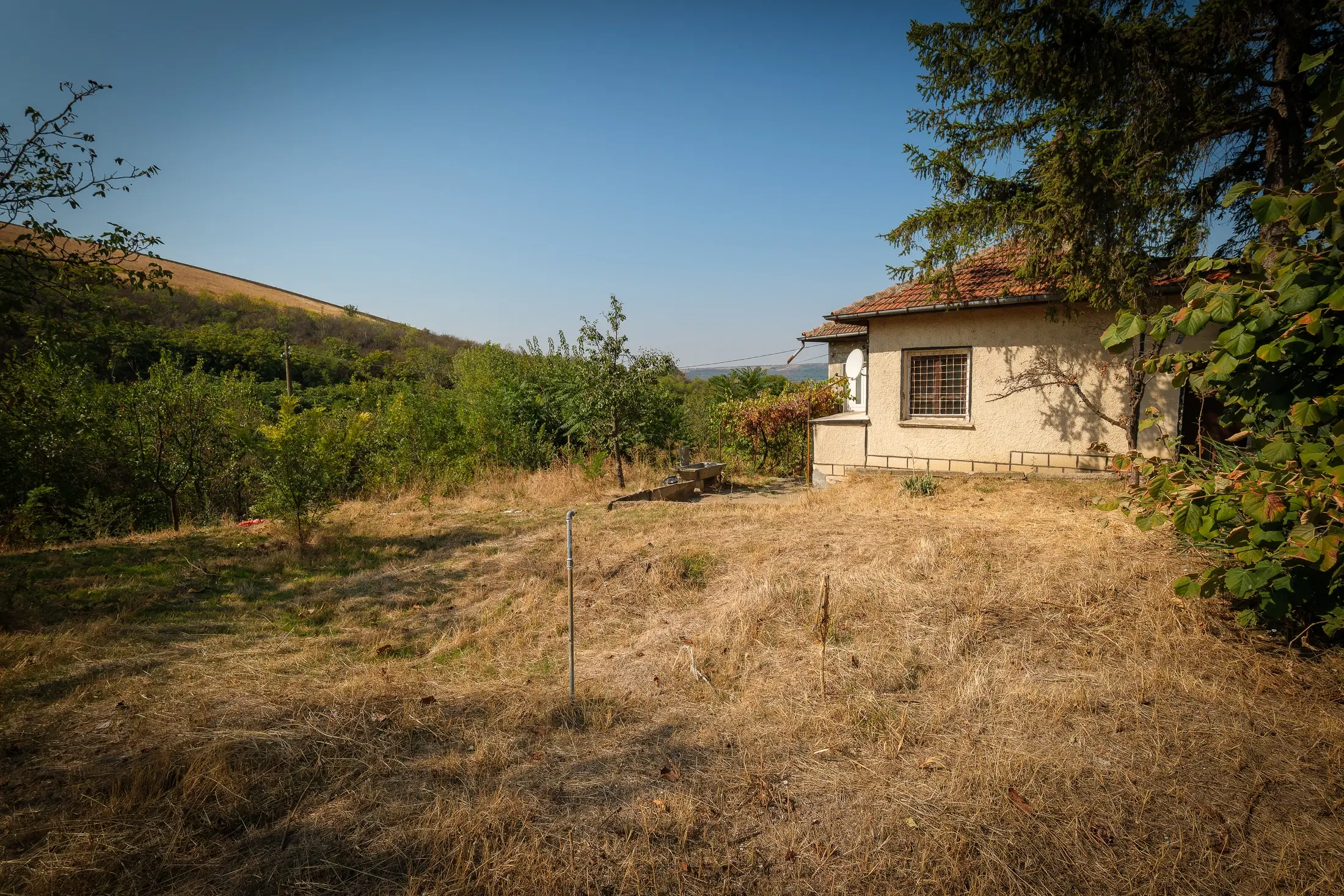 Hoofdhuis, bijgebouw & garage op een perceel van 1.552 m² - Ostrov - Bulgarije