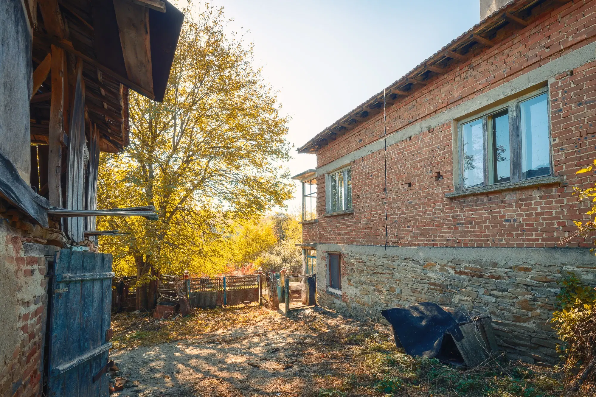 1.835 m² grond met huis en bijgebouw - Izvor Mahala - Bulgarije