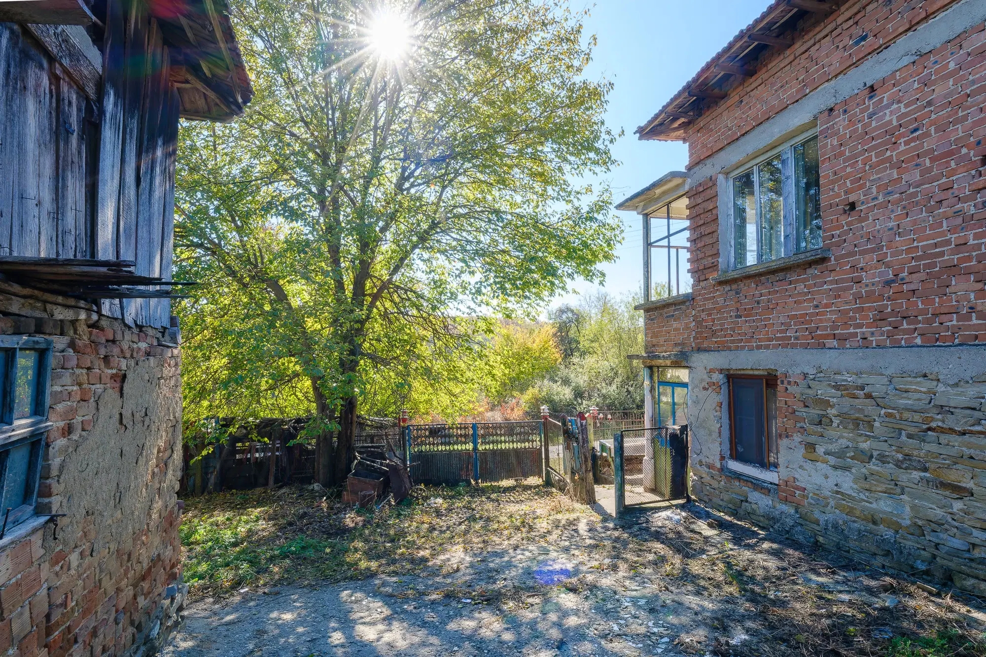 1.835 m² grond met huis en bijgebouw - Izvor Mahala - Bulgarije