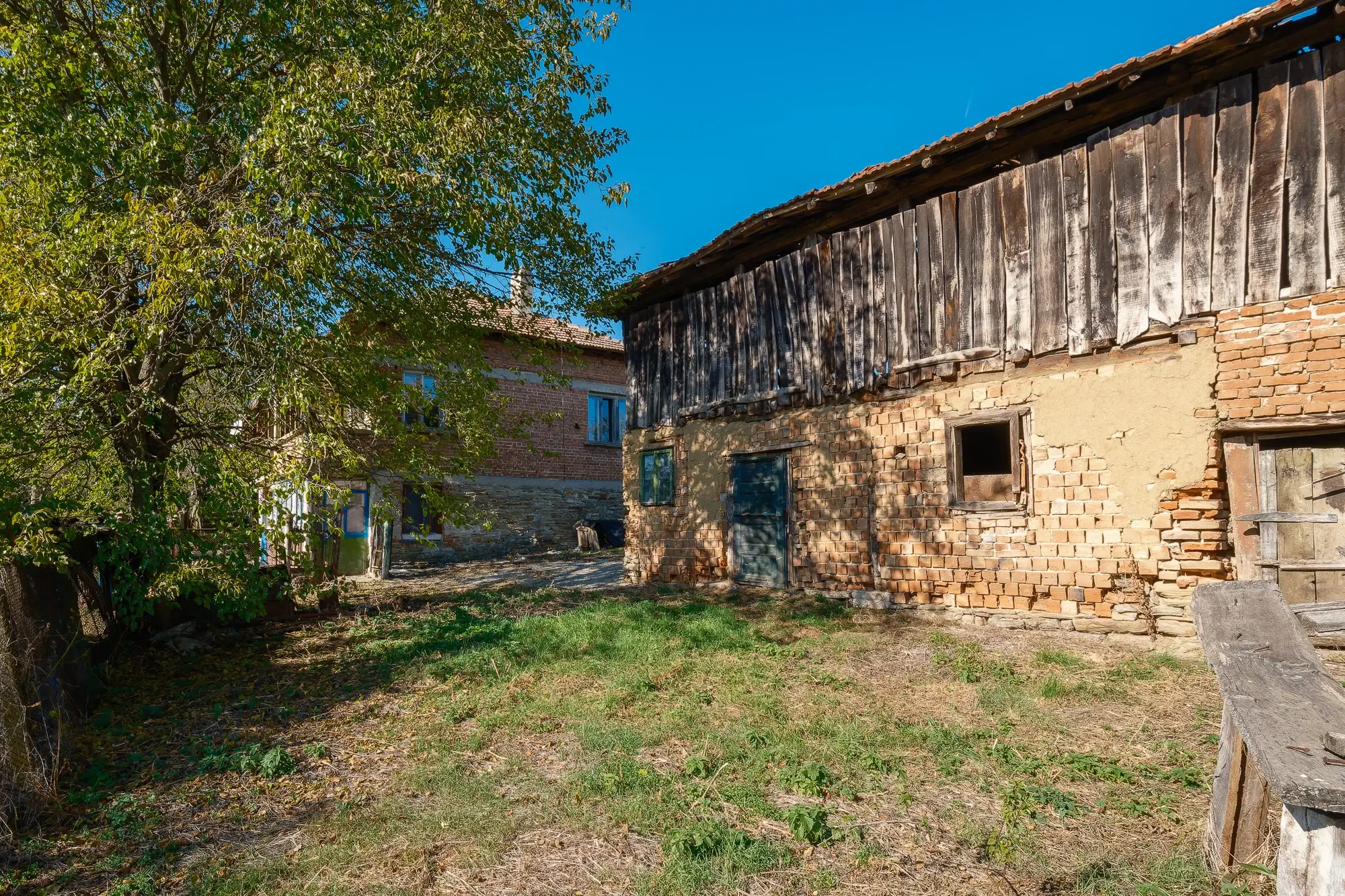 1.835 m² grond met huis en bijgebouw - Izvor Mahala - Bulgarije