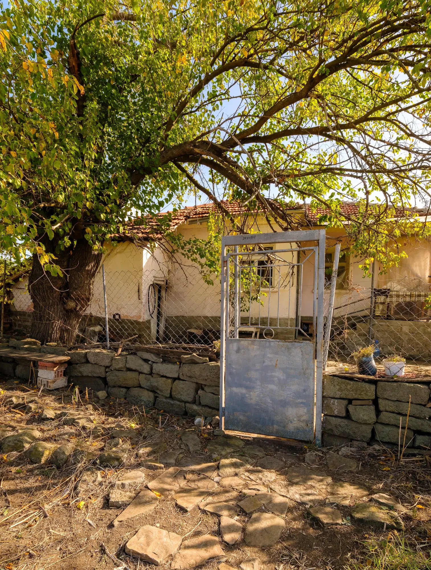 Vrijstaand huis met 1.960 m² grond in Pravdino - Bulgarije