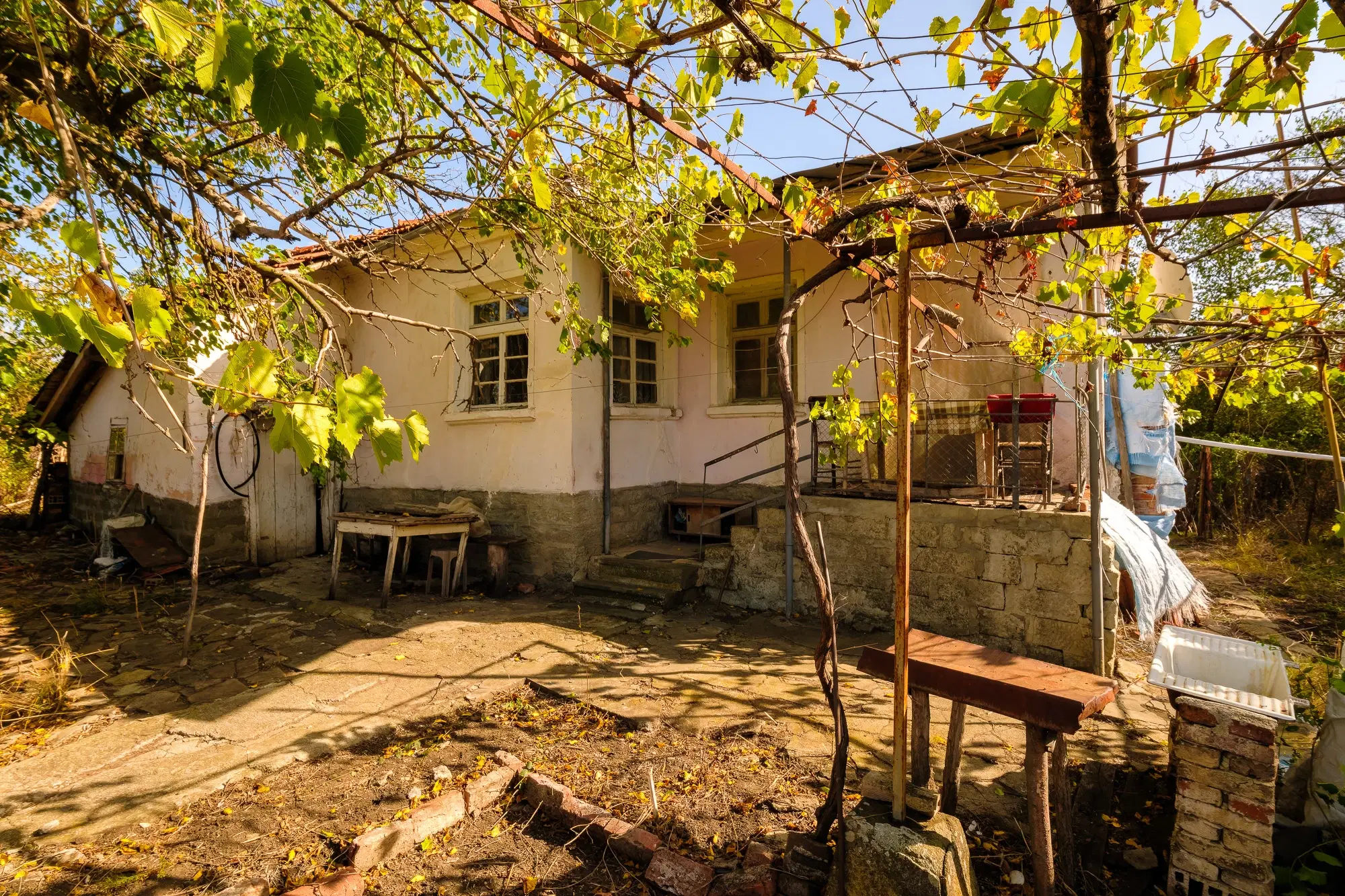 Vrijstaand huis met 1.960 m² grond in Pravdino - Bulgarije