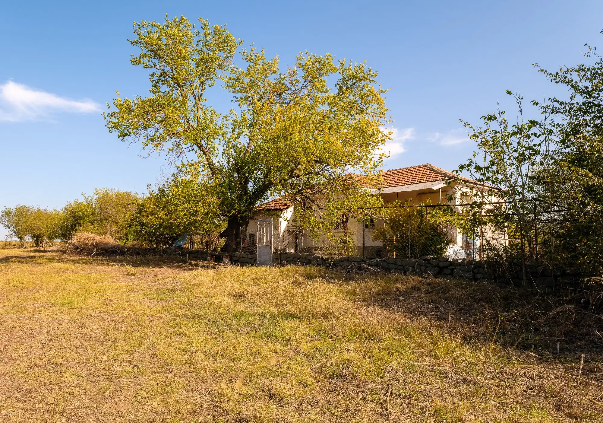 Vrijstaand huis met 1.960 m² grond in Pravdino - Bulgarije