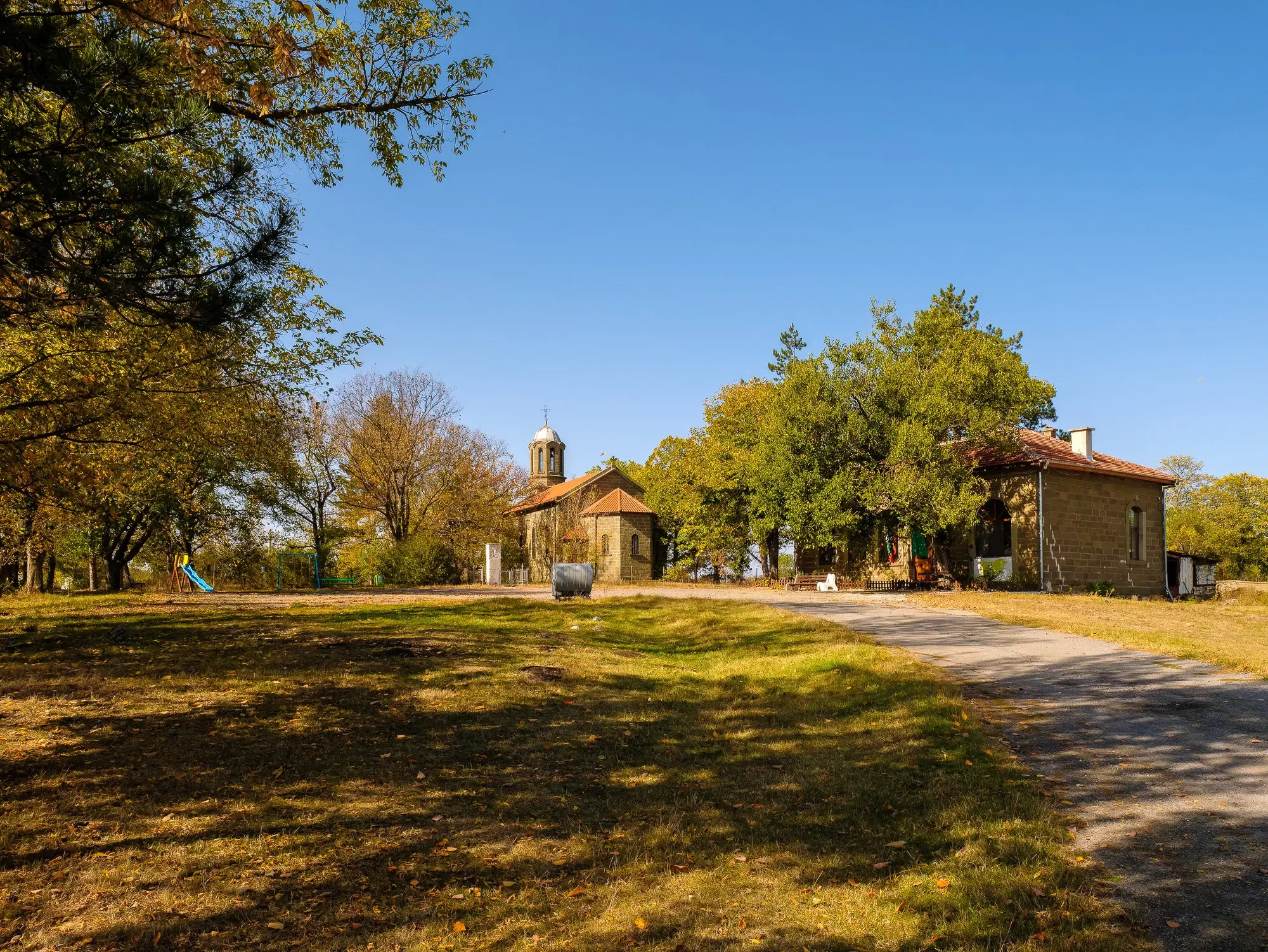 Vrijstaand huis met 1.960 m² grond in Pravdino - Bulgarije