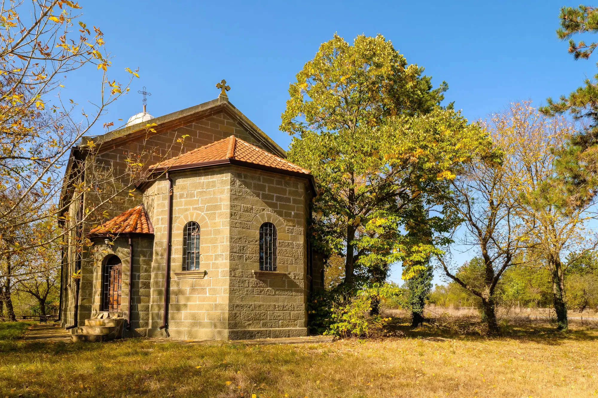 Vrijstaand huis met 1.960 m² grond in Pravdino - Bulgarije