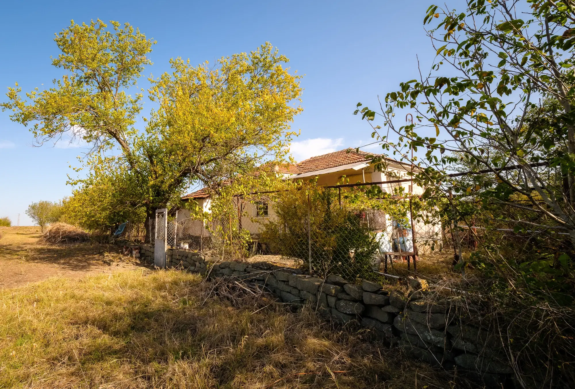 Vrijstaand huis met 1.960 m² grond in Pravdino - Bulgarije