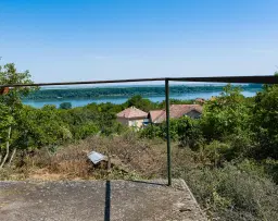 Huis met uitzicht op de rivier en groot perceel van 1.800 m² in Dolni Vadin - Bulgarije