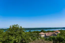 Huis met uitzicht op de rivier en groot perceel van 1.800 m² in Dolni Vadin - Bulgarije