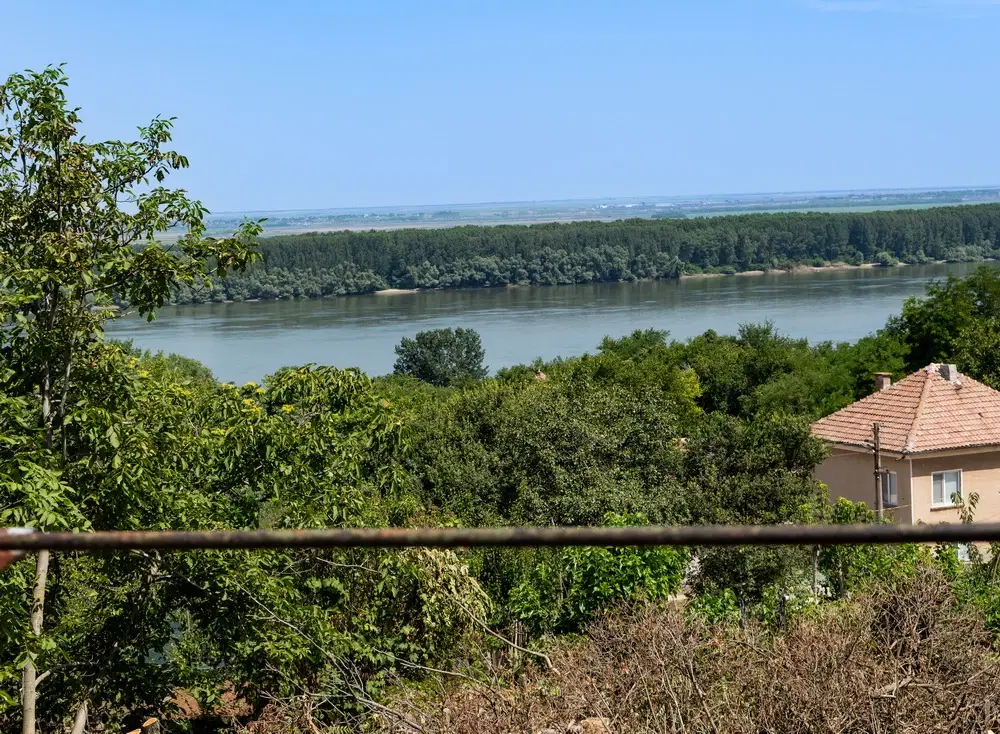 Huis met uitzicht op de rivier en groot perceel van 1.800 m² in Dolni Vadin - Bulgarije